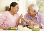 Người cao tuổi cần ăn, uống gì để tăng đề kháng chống lại COVID-19
